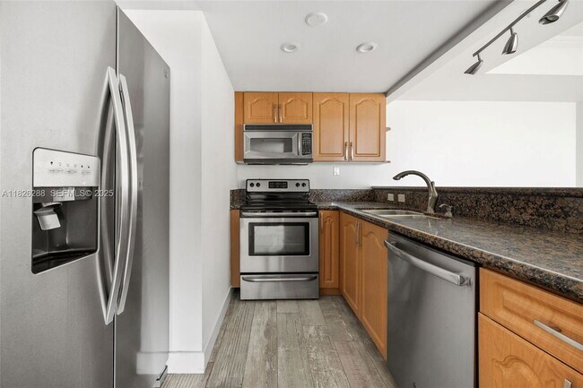 Building Photo - 650 West Ave