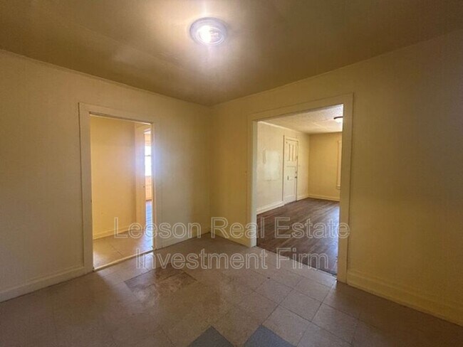 Building Photo - 3041 Desoto St