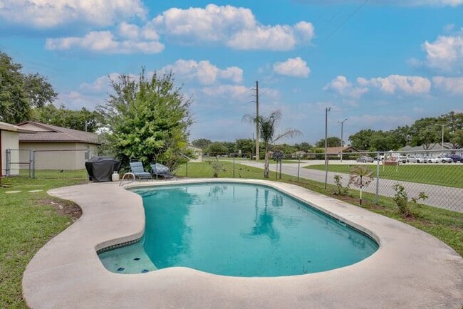 Building Photo - Beautifully Renovated 2-Bedroom Duplex nea...