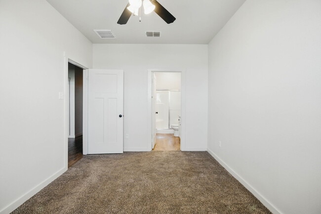 Building Photo - Perfect 2 Bedroom, 2 Bath!