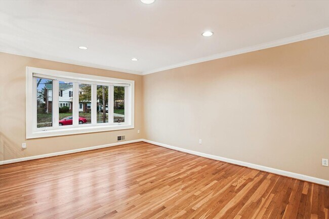 Building Photo - Wooded views in Silver Spring