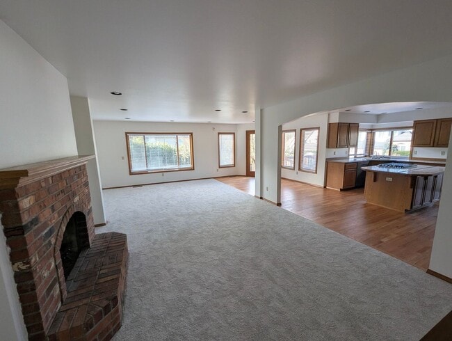 Building Photo - Gorgeous 3 Bedroom • 2.5 Bath Home Recently Remodeled and Ready for you!