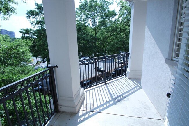 Building Photo - 11 Perimeter Center E