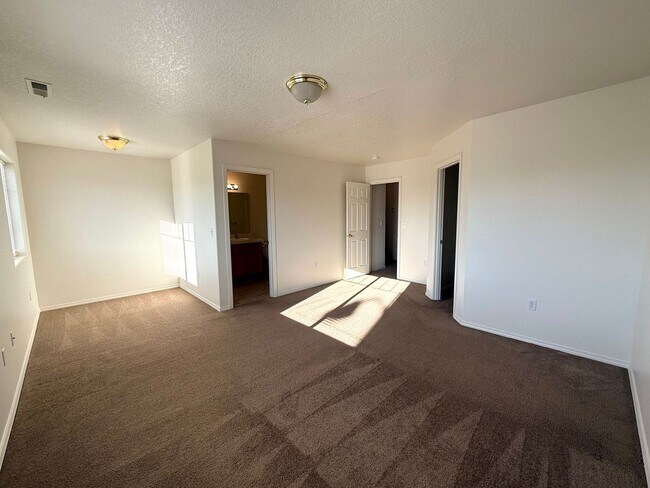 Building Photo - Spacious 4-Bedroom Rental Home in Prime Pa...