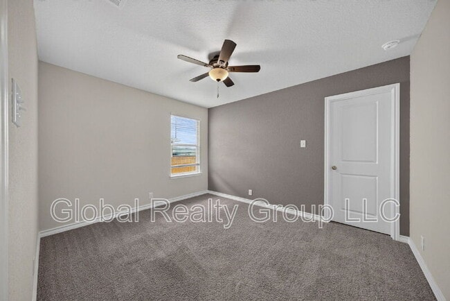 Building Photo - 515 Diamond Shls