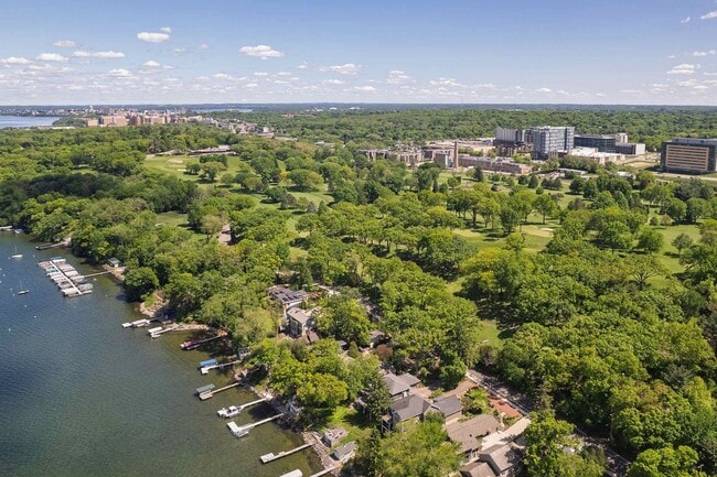 Building Photo - Lake Mendota Dream Home in Desirable Sprin...