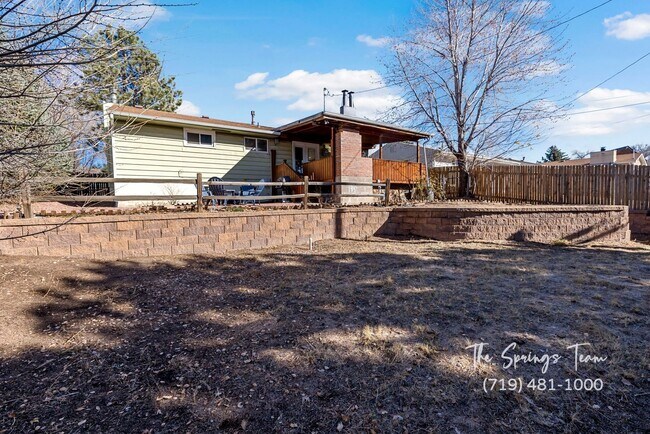 Building Photo - CUTE 3BD RANCHER WITH CHARACTER IN CENTRAL COLORADO SPRINGS - Security Deposit Waiver Available