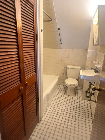 Building Photo - 8 Chapin St