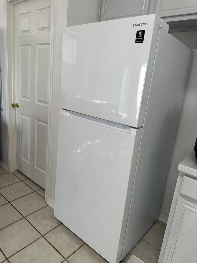 Building Photo - Spacious 2,324 Sqft 4-Bedroom Home with Gr...