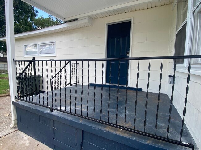 Building Photo - 1622 McCullough Ave NE