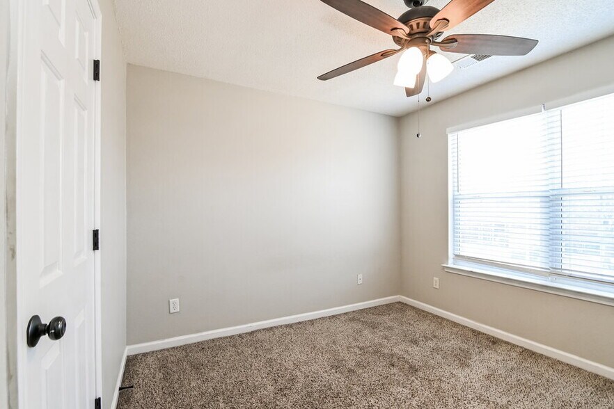 Building Photo - 7292 Green Ash Dr