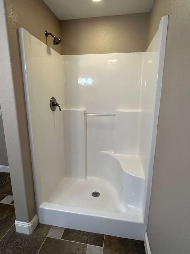Building Photo - 4 Bed 2 Bath FOR RENT in Waynesville