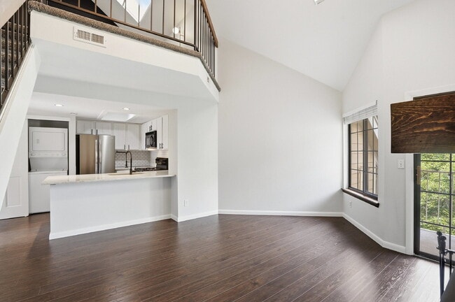 Building Photo - $2,095.95- 1 Bed, 1 Bath Updated Lofted Condo in Boulder with Central AC and In-Unit Laundry!