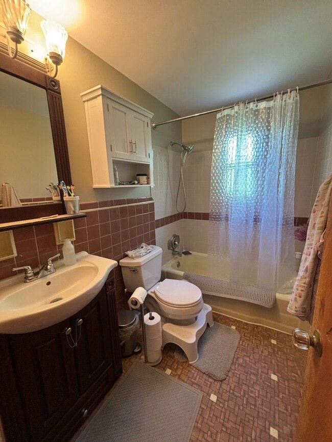 Building Photo - Beautiful 4 Bedroom Home In Mt. Lebanon!