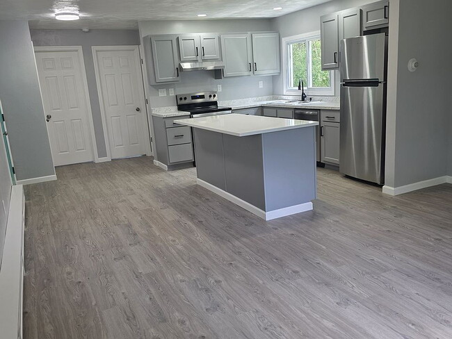Building Photo - Newly remodeled single family home