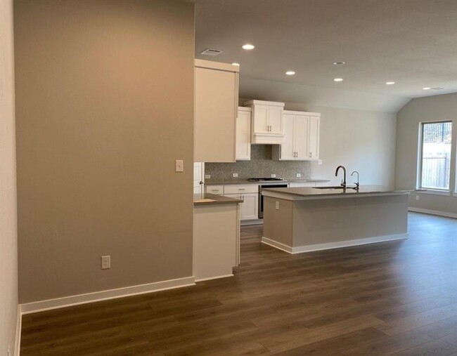 Building Photo - 124 Saturnia Dr