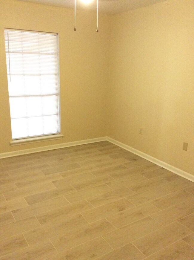 Building Photo - SPACIOUS NEWLY RENOVATED HOUSE