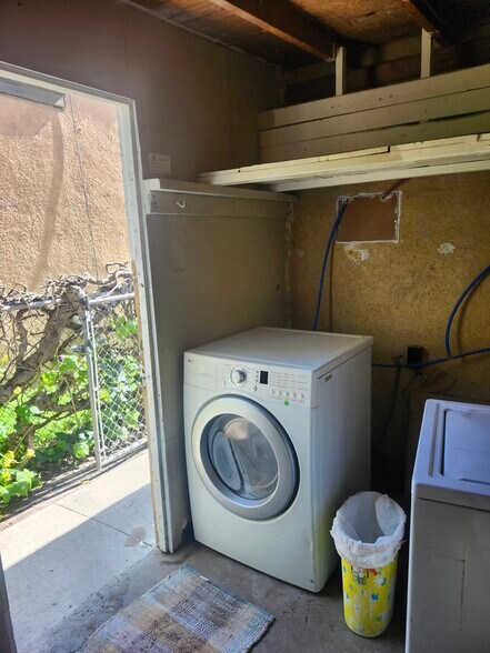 Building Photo - 1136 W Dakota Ave