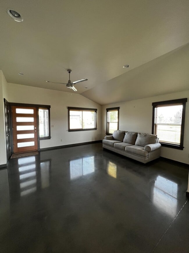 Building Photo - Gorgeous Single Family Home for Rent in Ma...
