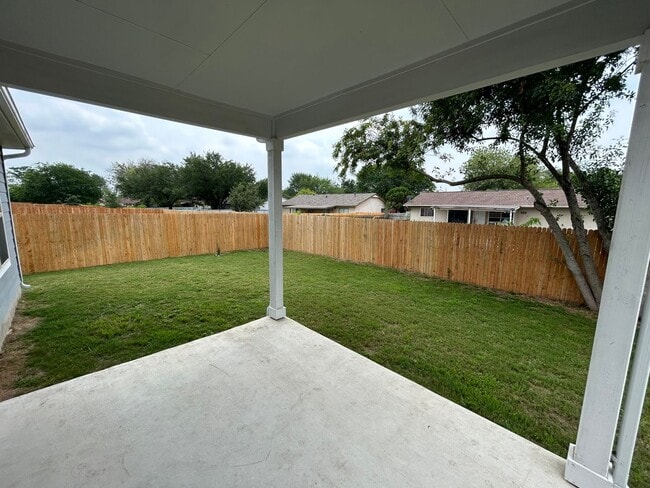 Building Photo - **APPLICATION RECEIVED** Beautiful Single-Story Home with Covered Patio & Fenced Yard!