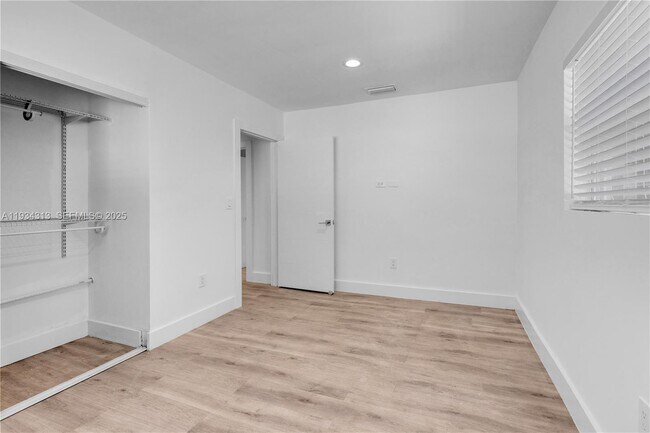 Building Photo - 2512 NE 182nd Terrace