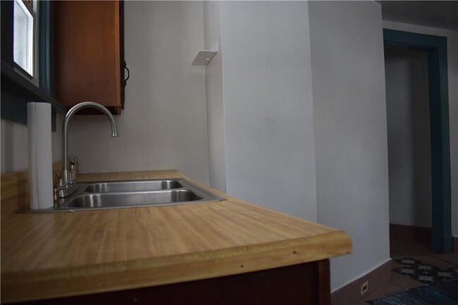 Building Photo - 1008 S Rd