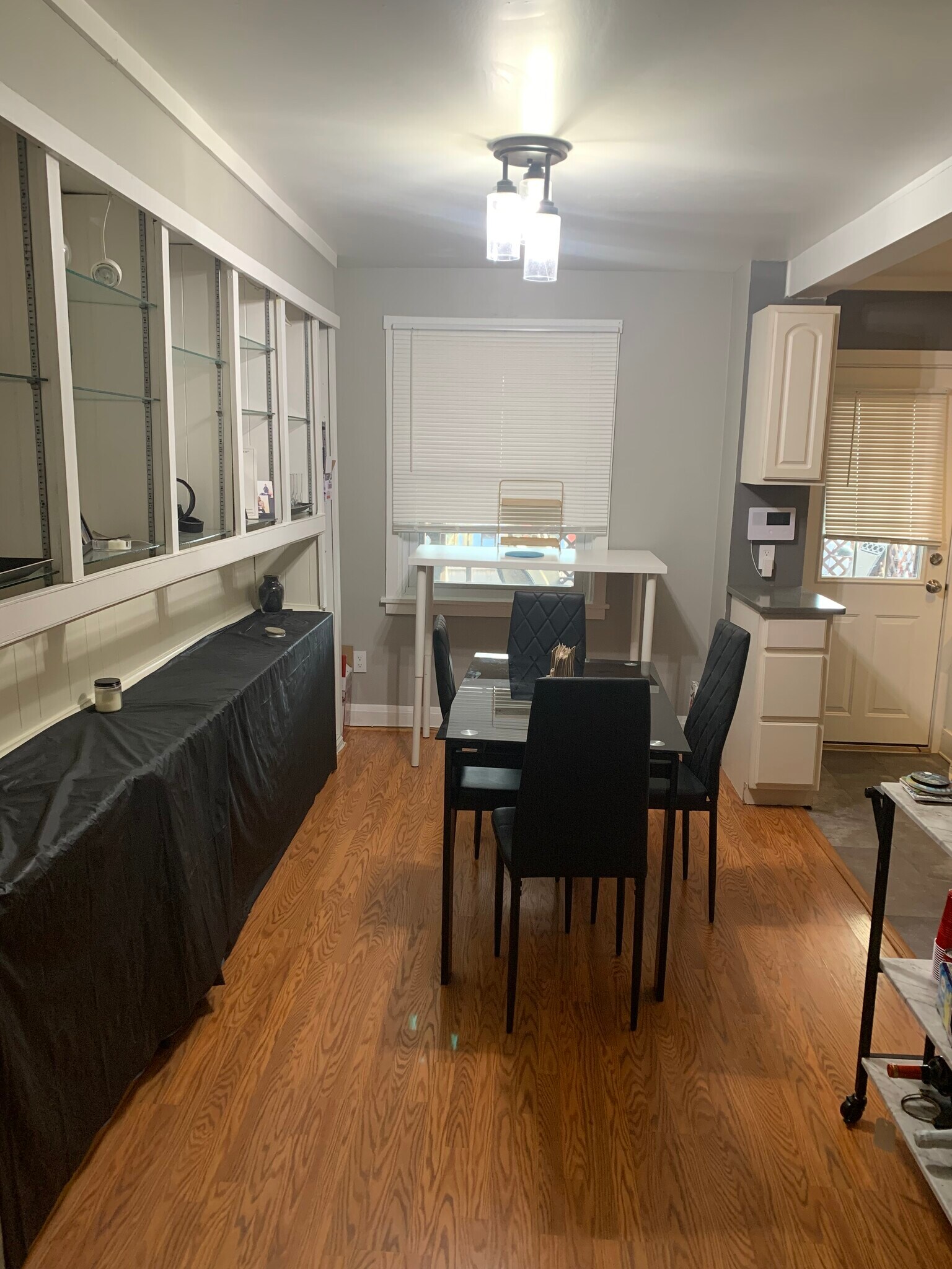 Building Photo - 1009 W 43rd St