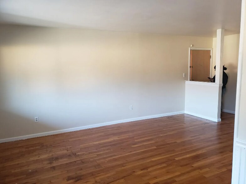 Building Photo - 401 US-22