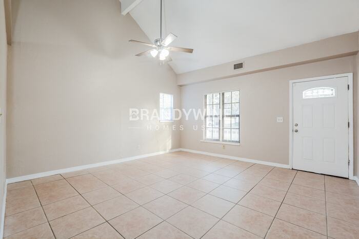 Building Photo - 700 E 7th St