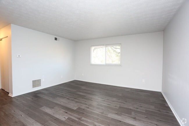 2BR, 1BA - 975 F - Living Room - Cambridge Park