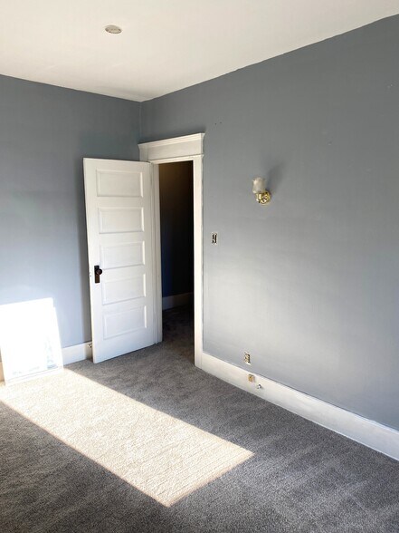 Building Photo - 916 W 9th St