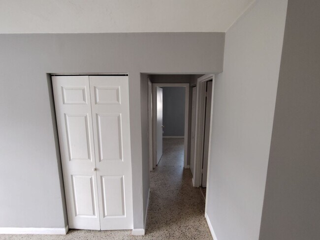 Building Photo - 2/1 Single Family in Spring Hill