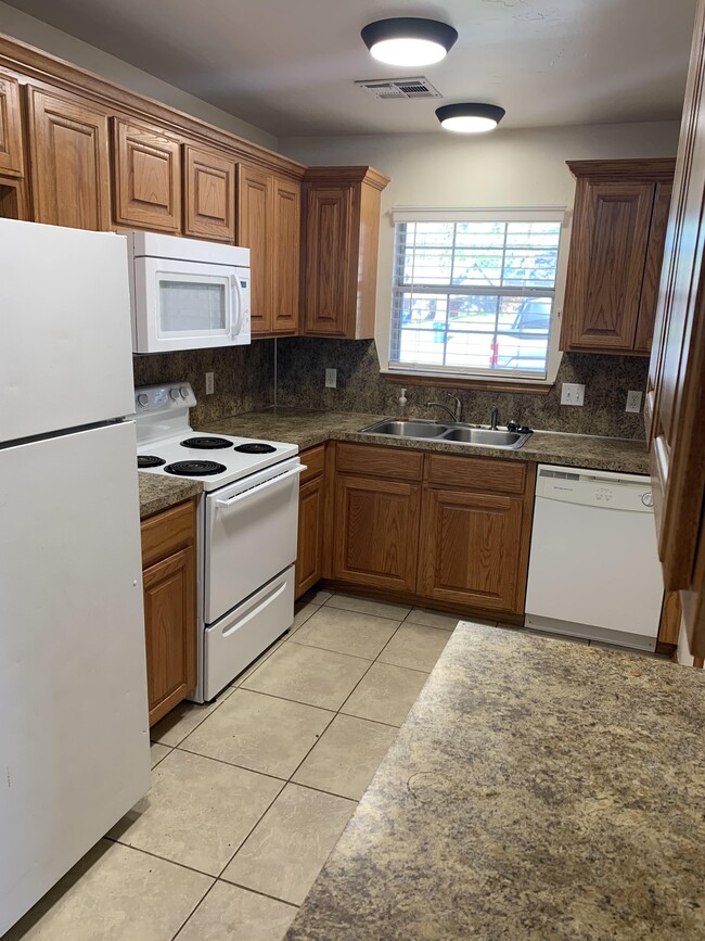 Building Photo - 1008 Aspen Ct