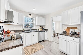 Building Photo - 3 Bed 2 Bath House w/Fenced Yard in East N...