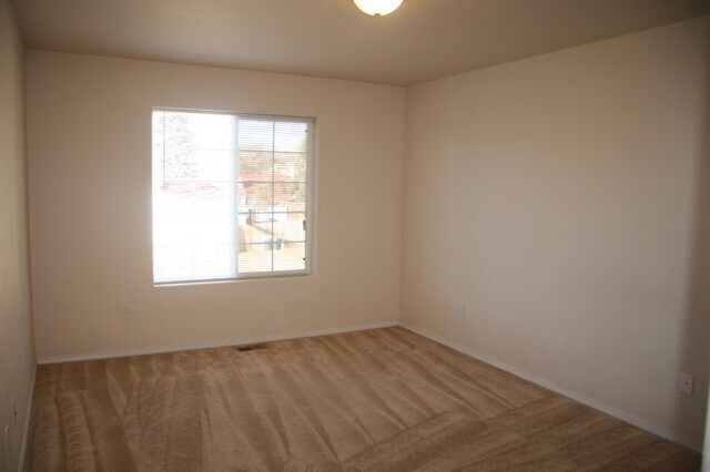 Building Photo - 3 Bedroom Duplex Near Downtown Available!
