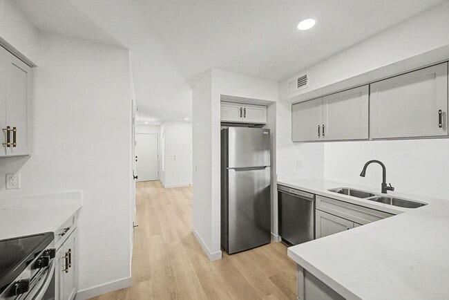 Building Photo - South Tempe 3BR Townhome w/ Private Yard, W/D & Parking