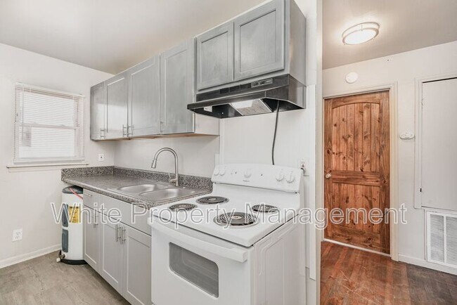 Building Photo - 2317 Julia Ave