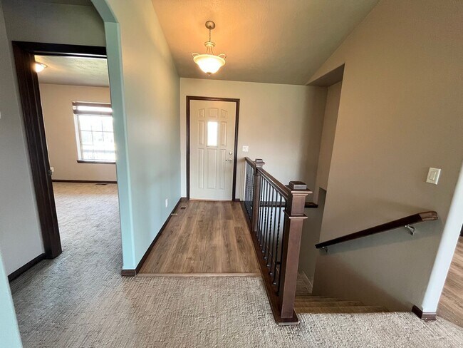 Building Photo - Gorgeous 4 Bed/3 Bath Home in Great Location!