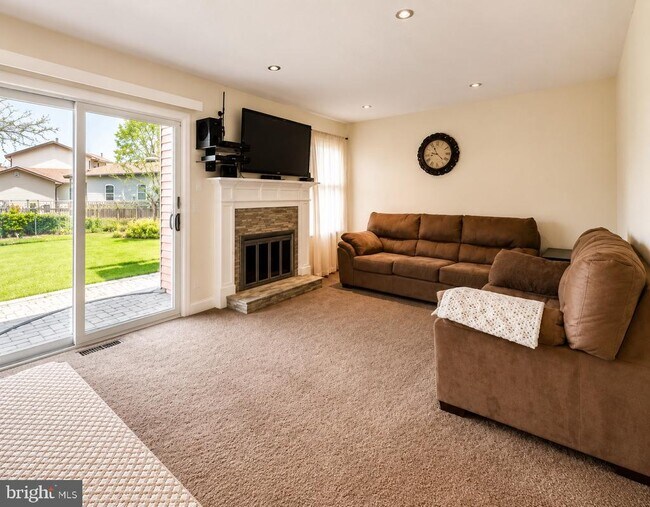Building Photo - 44 Brambling Ln