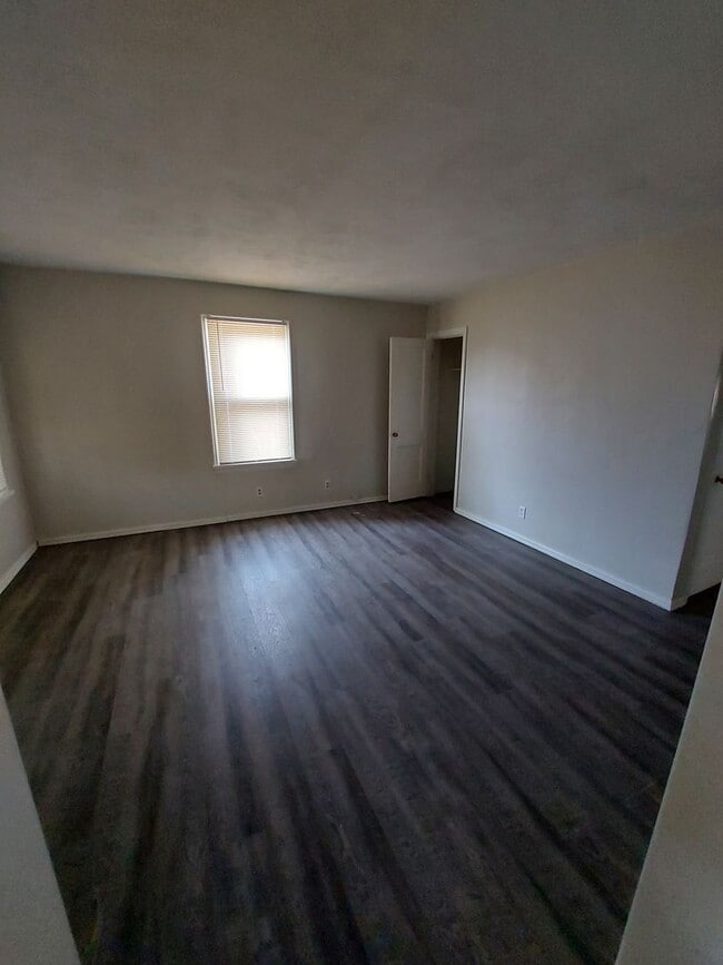 Building Photo - Recently Updated 2BD
