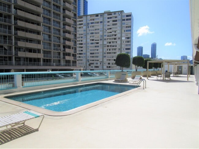 Building Photo - 1560 Kanunu St