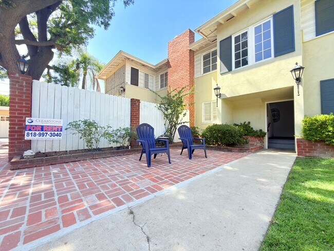 Building Photo - 12552 Oxnard St