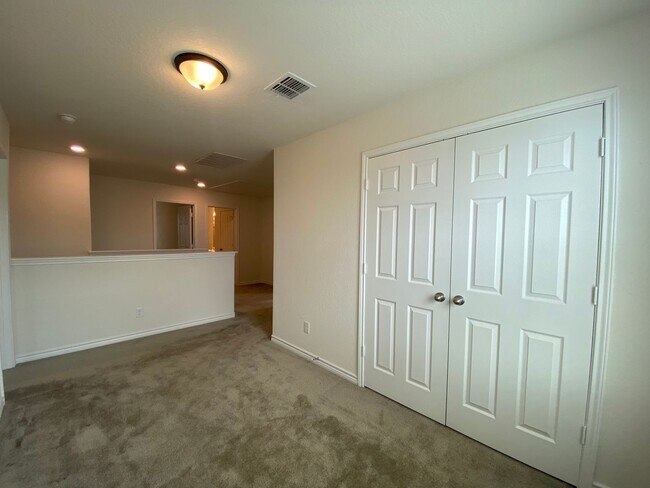 Building Photo - EDGEBROOK