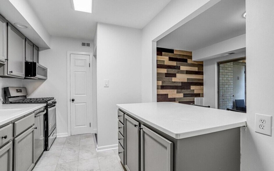 Building Photo - 12311 Braxfield Ct