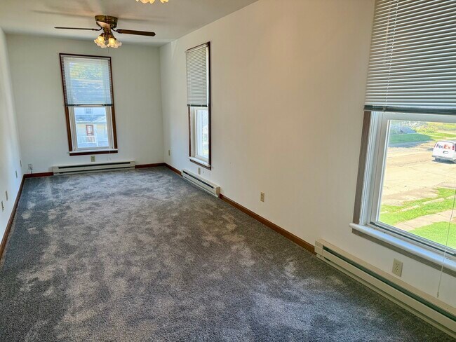 Building Photo - 148 N Sycamore St