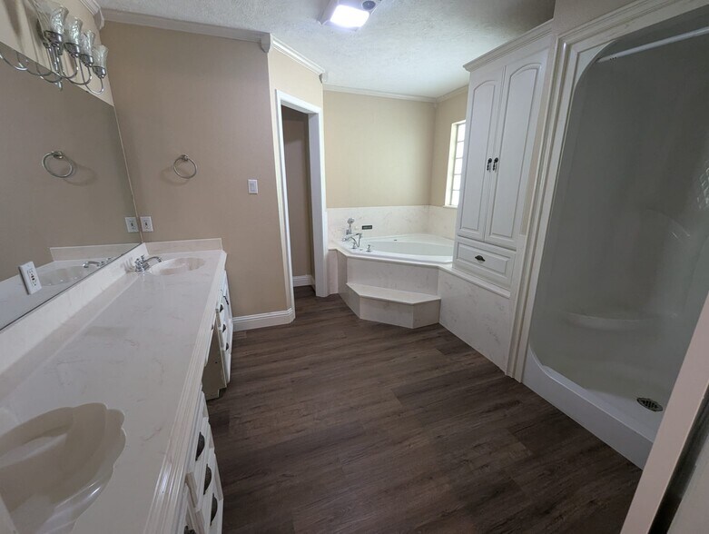 master bath - 2719 Canal Ave