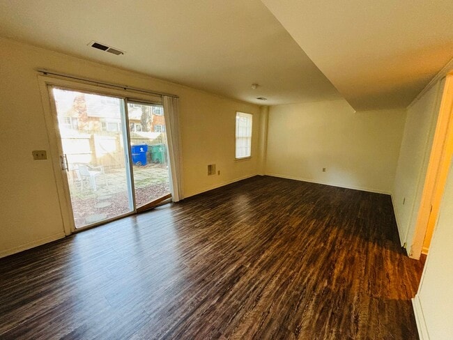 Building Photo - 218 Huntington Ln