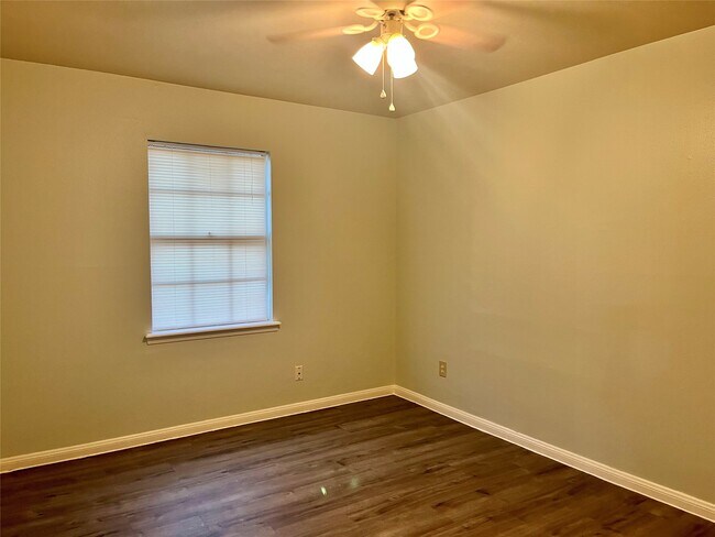 Building Photo - 1407 14th Ave N