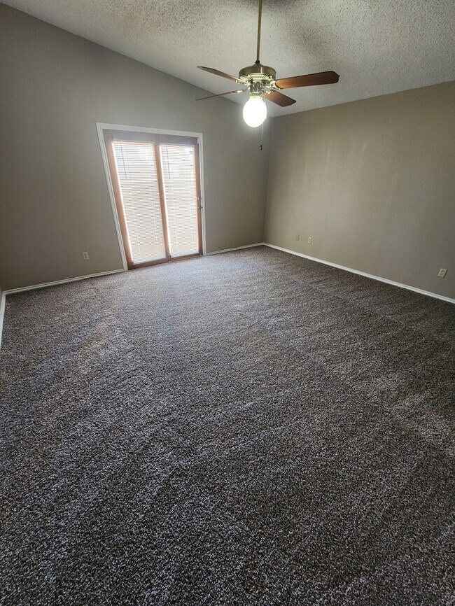 Building Photo - 3 bed 2 bath townhome, 1 car garage and 1 carport