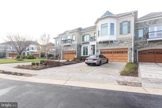 Building Photo - 18353 Fairway Oaks Square